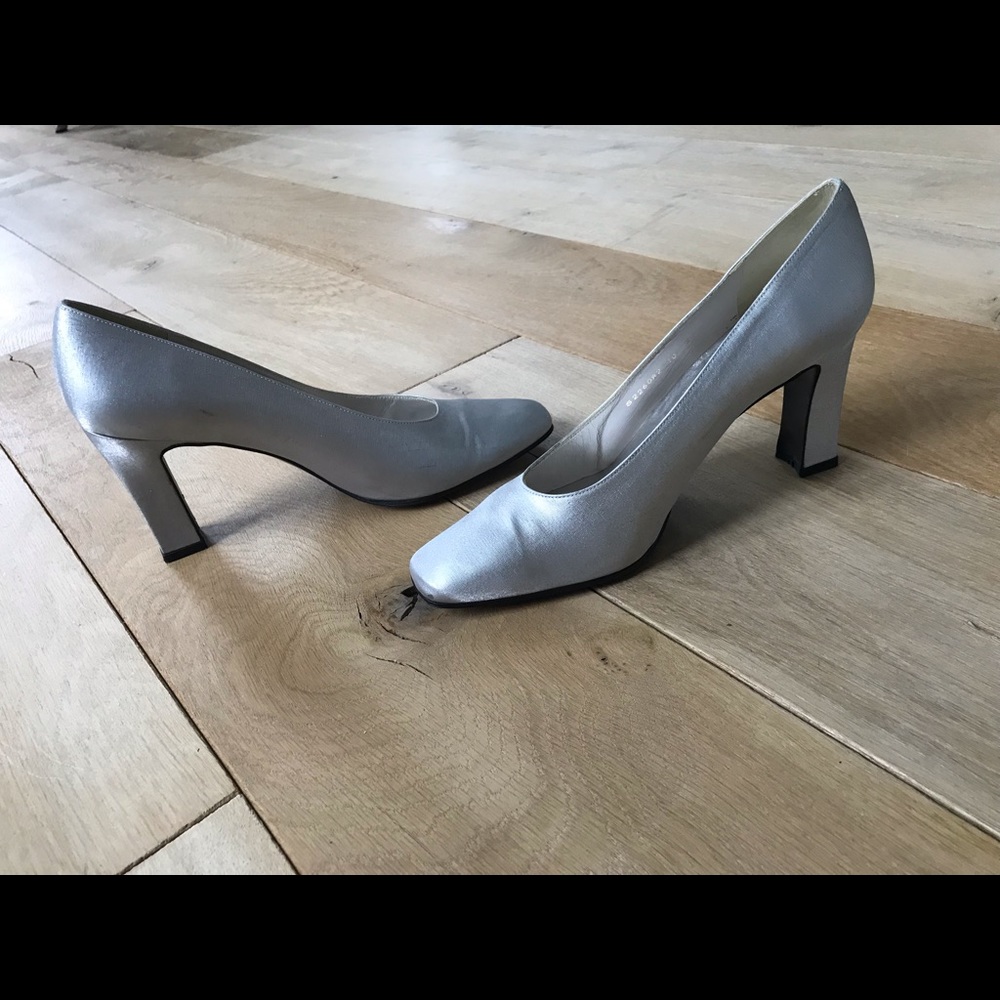 Stuart Weizmann silver satin pumps